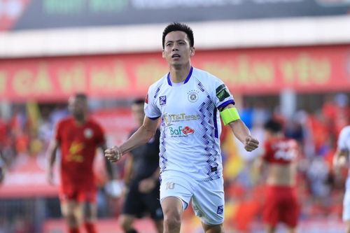 Vừa trở lại sau án phạt, Văn Quyết lập tức ghi bàn từ quyết định gây tranh cãi của trọng tài