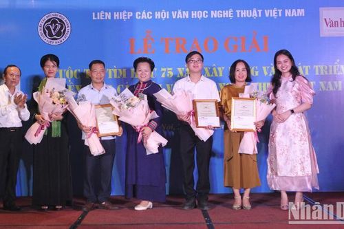 Trao giải cuộc thi về lịch sử 75 năm Liên hiệp các Hội Văn học nghệ thuật Việt Nam