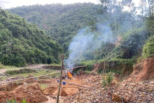 Công an triệu tập người hành hung phóng viên khi tác nghiệp tại bãi khai thác vàng trái phép
