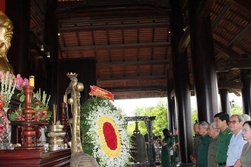 Dâng hương tưởng nhớ 99 liệt sĩ thanh niên xung phong