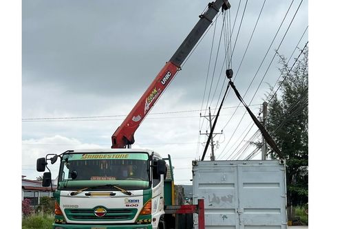 Xe tải cẩu vướng vào đường điện trung thế, 2 người thương vong