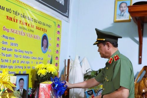 Thăm, tặng quà cán bộ chiến sĩ hy sinh, bị thương tại Đắk Lắk