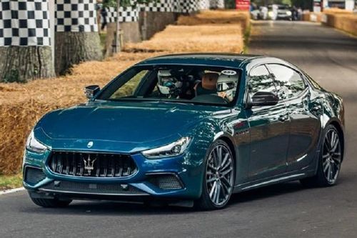 Maserati Ghibli 334 Ultima 'cướp ngôi' sedan nhanh nhất của Bentley Flying Spur Speed