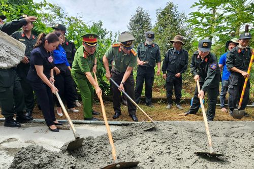 Bộ tư lệnh CSCĐ phối hợp hỗ trợ an sinh xã hội tại huyện Cư Kuin