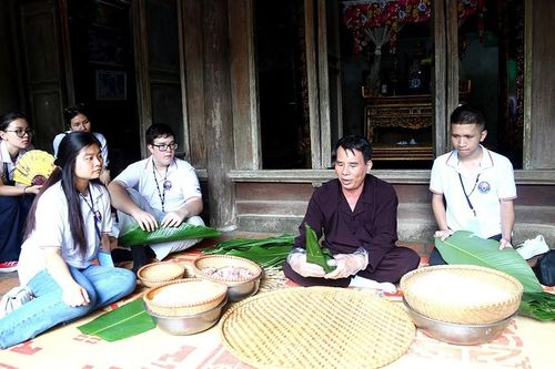 Trại hè Việt Nam 2023: 120 thanh niên kiều bào dâng hương tưởng niệm các Vua Hùng tại Đền Hùng, Phú Thọ
