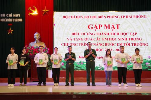 BĐBP thành phố Hải Phòng: Gặp mặt, biểu dương thành tích học tập và tặng quà các em học sinh trong Chương trình 'Nâng bước em tới trường'