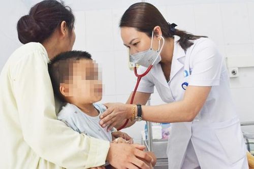 Uống nhầm dung dịch tẩy nốt ruồi, bé 2 tuổi bị bỏng miệng