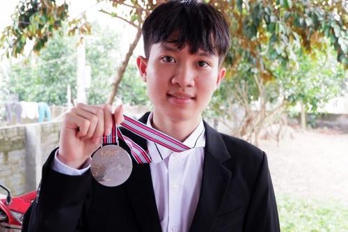 Nam sinh mang vinh quang về cho đất học xứ Thanh