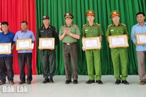 Khen thưởng đột xuất lực lượng truy bắt thành công 3 đối tượng truy nã đặc biệt nguy hiểm tại Đắk Lắk