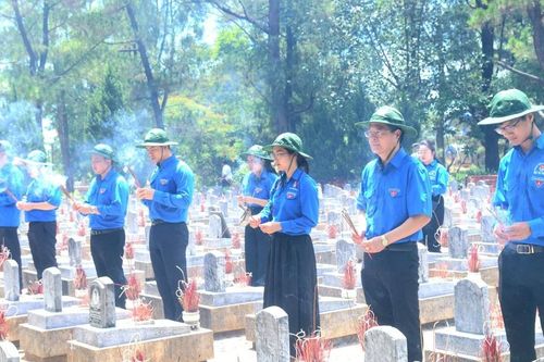 'Hành trình tri ân – hành trình tình nguyện' của Đoàn thanh niên Bộ Tư pháp tại miền Trung