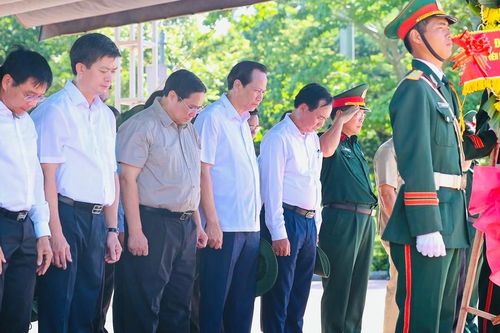 Thủ tướng Chính phủ Phạm Minh Chính dâng hương tưởng nhớ các anh hùng liệt sĩ