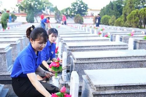 Tuổi trẻ Đà Nẵng dâng ngàn bó sen lên mộ liệt sĩ dịp 27/7