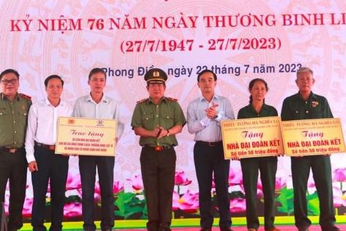 Nhiều phần quà ý nghĩa tri ân gia đình có công ở Cần Thơ, Hậu Giang