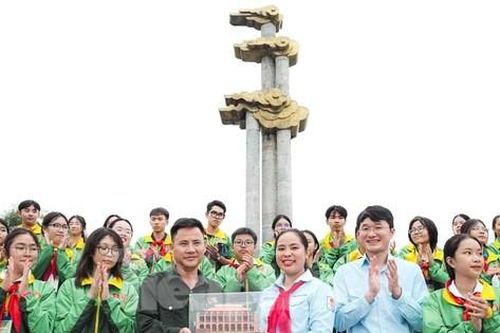 Chuỗi hoạt động ý nghĩa của đoàn đại biểu hành trình Em yêu Tổ quốc Việt Nam tại Nghệ An