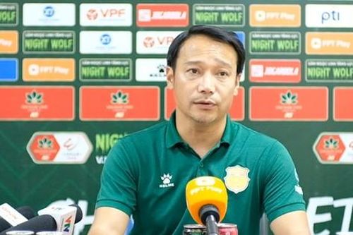 HLV Vũ Hồng Việt tiếc nuối cho hàng công Nam Định