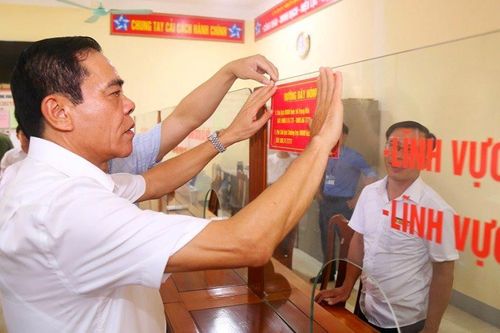 Chủ tịch tỉnh công khai số điện thoại làm đường dây nóng - Hành động gần dân, đầy trách nhiệm