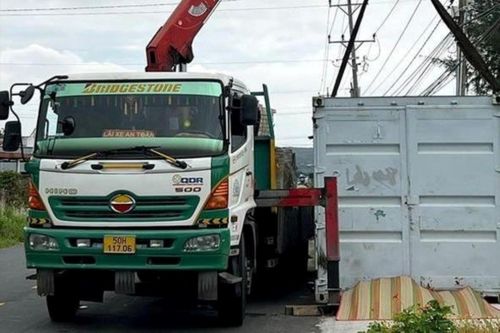 Điều khiển cần cẩu bất cẩn khiến 2 người thương vong