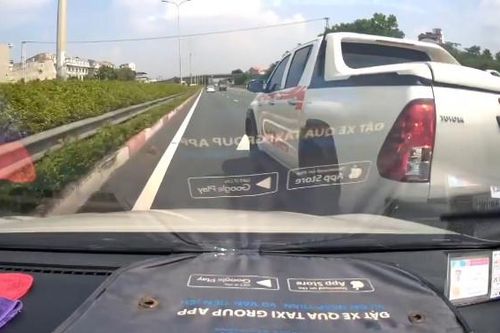 Tài xế taxi bức xúc vì bị ô tô bán tải ép làn, phanh gấp trên cao tốc