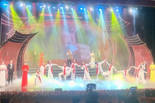 Chương trình nghệ thuật 'Màu hoa đỏ': Tái hiện ký ức về một 'thời hoa lửa'