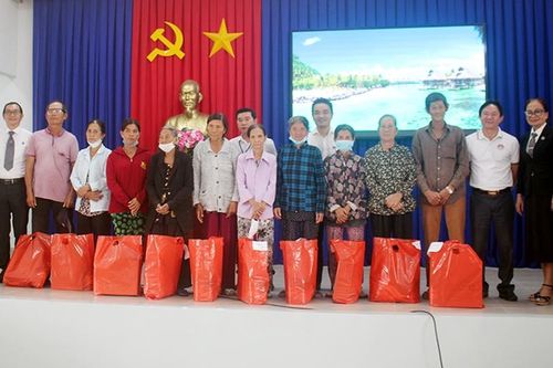 Đoàn Luật sư tỉnh Đồng Nai tư vấn pháp luật, tặng quà cho người dân tại huyện Định Quán