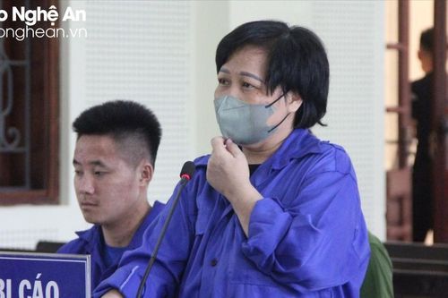 Mẹ già khó nhọc đến tòa để được nhìn con gái bị ung thư trước khi vào tù