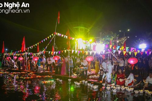 Lung linh Đêm hội hoa đăng 'Còn mãi với thời gian' ở Cửa Lò