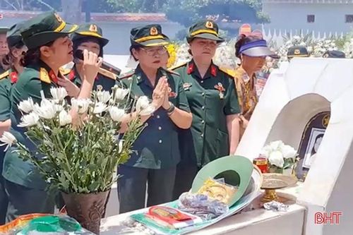 Nghẹn ngào nghe đồng đội hát 'Cúc ơi!' bên khu mộ 10 nữ TNXP Ngã ba Đồng Lộc