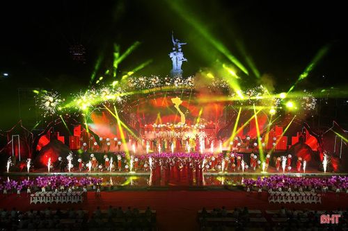 Hào hùng 'Cõi thiêng Đồng Lộc - nối mạch ngàn năm'