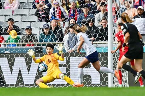 Tuyển Nữ Việt Nam thi đấu quả cảm trong trận cầu lịch sử ở World Cup