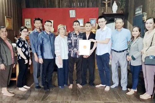 Lào: Thăm hỏi các gia đình thương binh, liệt sỹ trên địa bàn Champasak
