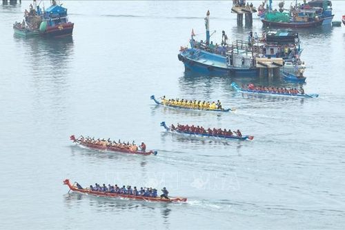 Tưng bừng giải đua thuyền rồng trên biển Đầm Nại