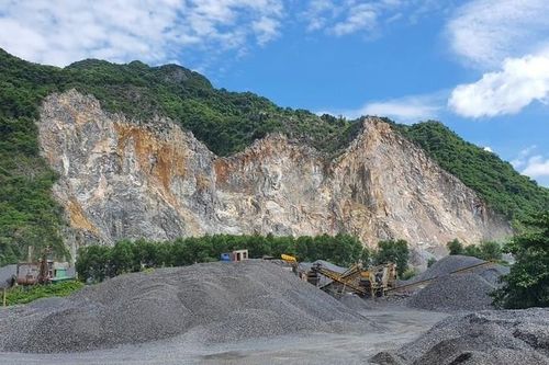 Một công nhân mỏ đá rơi từ độ cao 30m xuống đất tử vong
