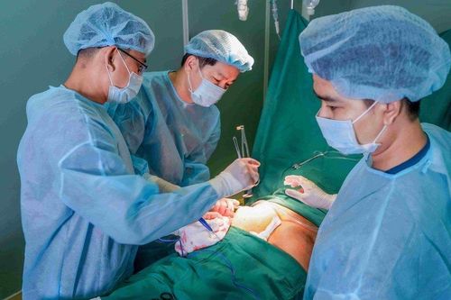3 giờ phẫu thuật thành công cho người phụ nữ suýt hoại tử vì nâng cấp 'vòng 3' từ một người quen
