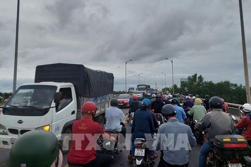 Chiều cuối tuần, cầu Rạch Miễu lại ùn ứ