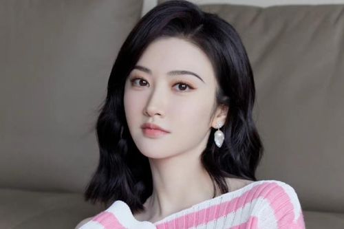Bắt gặp Cảnh Điềm thản nhiên khóa môi 'người yêu', danh tính đàng trai gây sốt