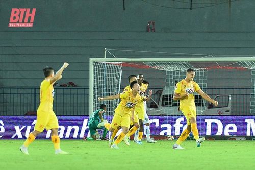 'Đè bẹp' chủ nhà Hải Phòng, Đông Á Thanh Hóa trở lại cuộc đua vô địch