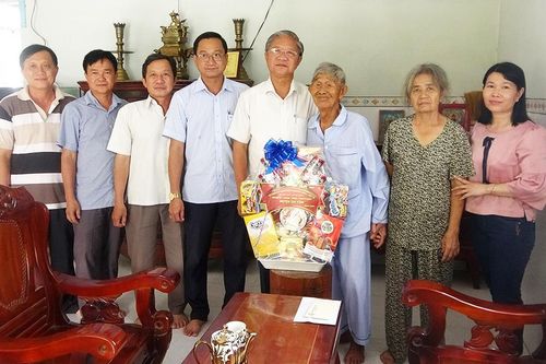 Bí thư Huyện ủy Tri Tôn Cao Quang Liêm thăm cán bộ lão thành cách mạng