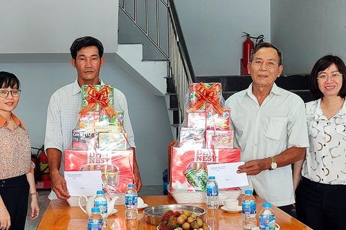 Huyện ủy, HĐND, UBND, UBMTTQVN huyện Phú Tân thăm, tặng quà gia đình chính sách, nhân dịp 27/7