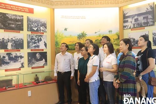 Các chi bộ trực thuộc Đảng bộ Báo Đà Nẵng sinh hoạt chuyên đề thăm địa chỉ đỏ