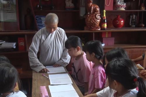 Lớp dạy hè miễn phí cho trẻ em trong ngôi chùa cổ