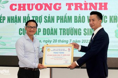 Trao 500 hộp sản phẩm hỗ trợ bảo vệ sức khỏe cho gia đình chính sách