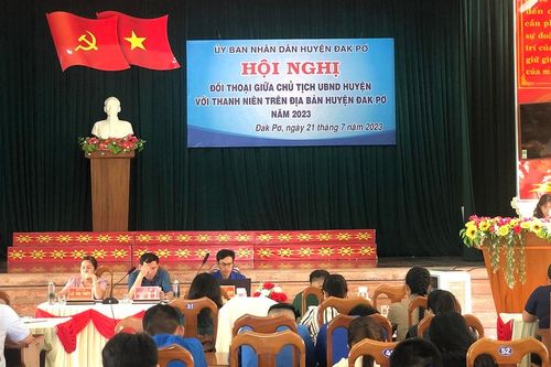 Chủ tịch UBND huyện Đak Pơ đối thoại với thanh niên