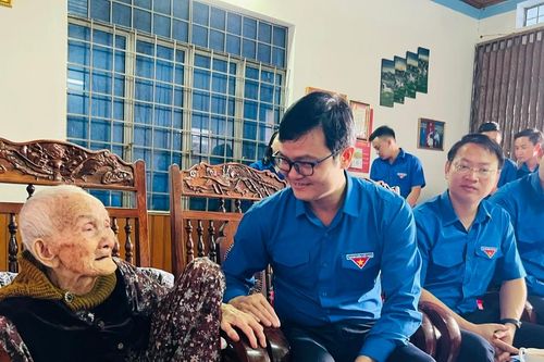 Bí thư thứ nhất Trung ương Đoàn Bùi Quang Huy thăm, tặng quà Mẹ Việt Nam Anh hùng Nguyễn Thị Mười