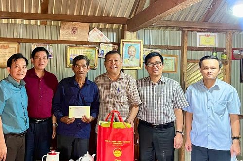 Chủ nhiệm Ủy ban kiểm tra Tỉnh ủy Thái Thanh Bình thăm, tặng quà gia đình có công cách mạng