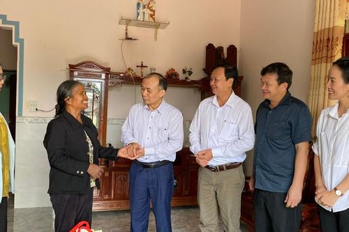 Thăm, tặng quà 5 gia đình thương binh, chính sách