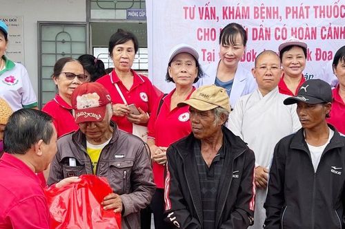 Đak Đoa: Khám bệnh, phát thuốc miễn phí và tặng quà cho người dân có hoàn cảnh khó khăn tại xã A Dơk