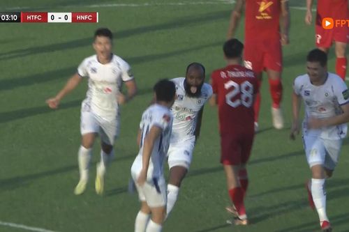 Văn Quyết ghi bàn trong ngày trở lại, Hà Nội FC bị cầm hòa