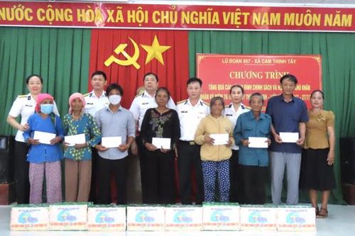 Lữ đoàn 957 Vùng 4 Hải quân: Thăm, tặng 24 phần quà cho các gia đình chính sách và hộ nghèo xã Cam Thịnh Tây
