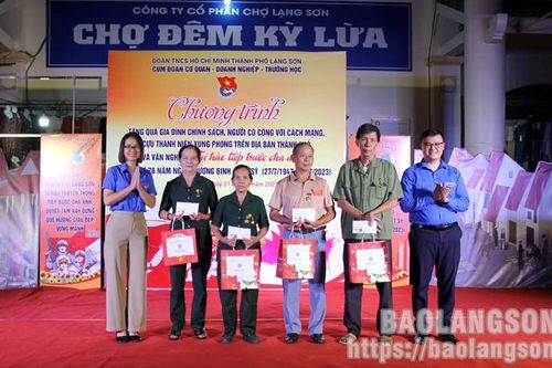 Thành đoàn Lạng Sơn tặng quà tri ân gia đình chính sách, người có công, cựu thanh niên xung phong