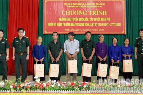 Khám, tư vấn sức khỏe, cấp thuốc cho hơn 200 đối tượng chính sách, người cao tuổi ở xã Đội Cấn, huyện Tràng Định